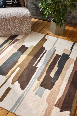 Tapis Harlequin Zeal Taupe ivoire aux coups de pinceau bruns et rose poudré, dans un intérieur, deuxième vue