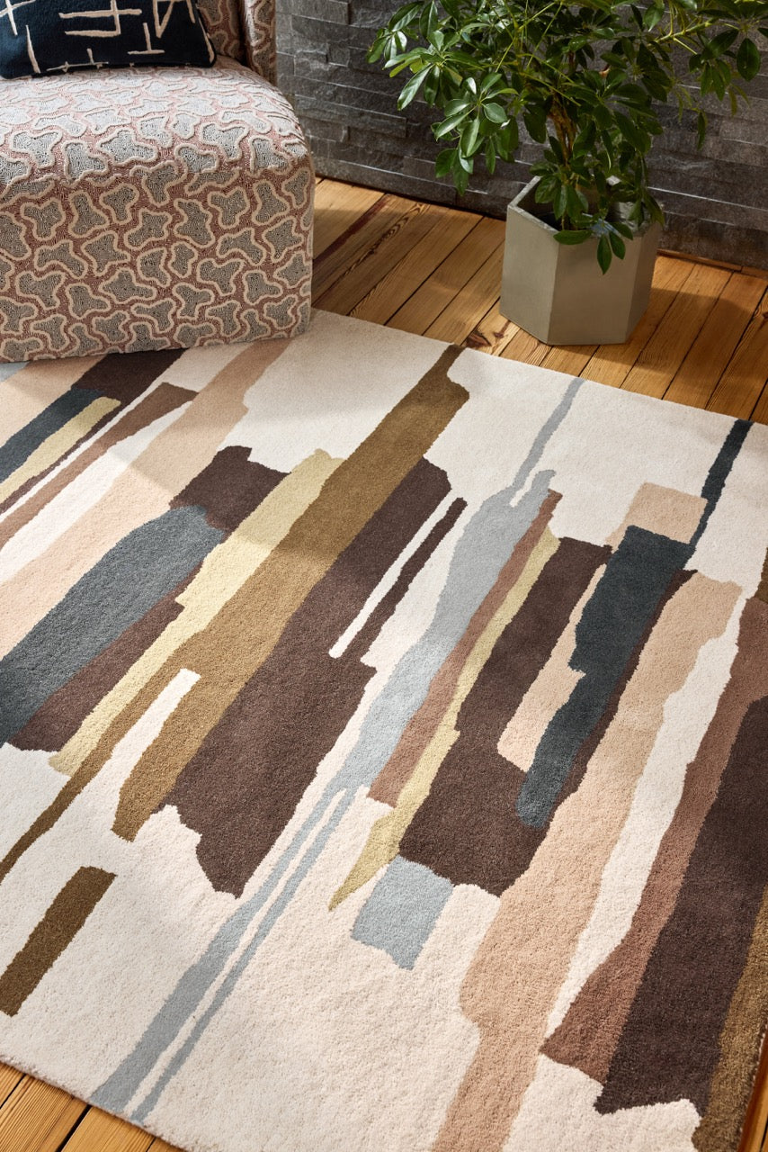Tapis Harlequin Zeal Taupe ivoire aux coups de pinceau bruns et rose poudré, dans un intérieur, deuxième vue