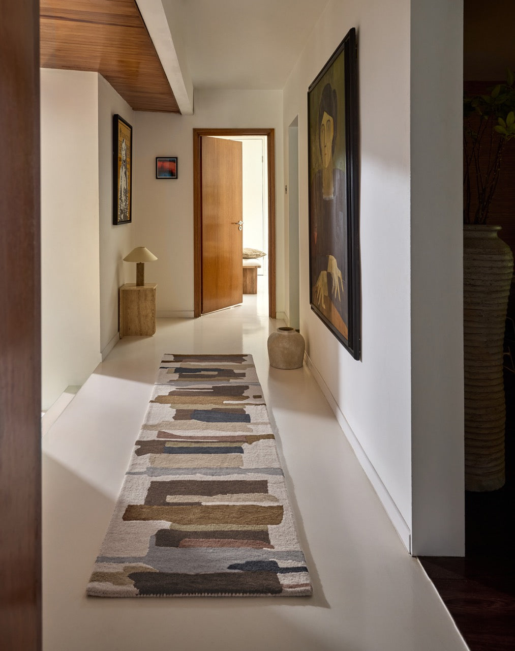 Tapis de couloir Harlequin Zeal Taupe ivoire aux coups de pinceau bruns et rose poudré, dans un intérieur