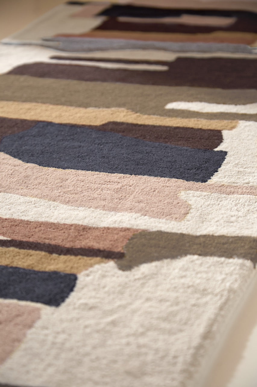 Tapis de couloir Harlequin Zeal Taupe ivoire aux coups de pinceau bruns et rose poudré, dans un intérieur, deuxième vue