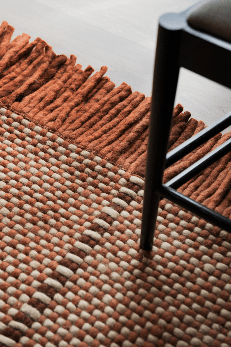 Tapis rouille Layered Cord Burgundy Rust, détail du tissage et des franges