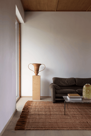 Tapis rouille Layered Cord Burgundy Rust, dans un salon