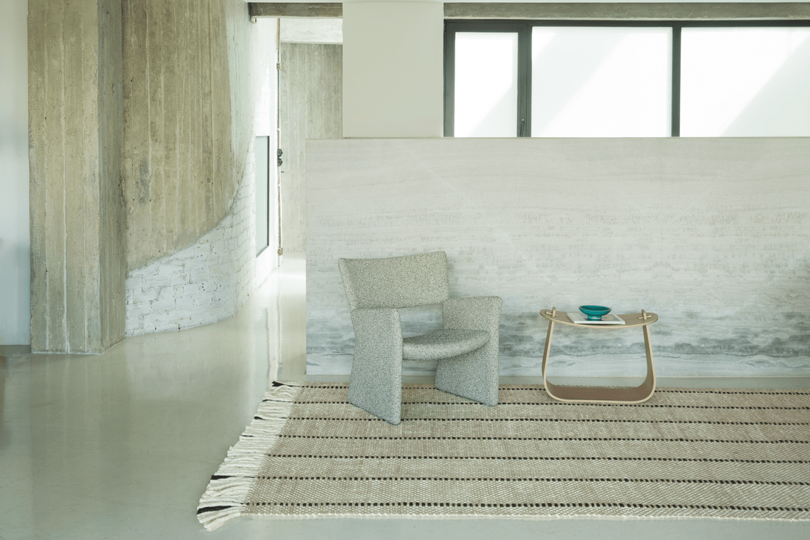 Tapis laine rayé Layered Cord Black White, dans un salon