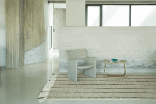 Tapis laine rayé Layered Cord Black White, dans un salon