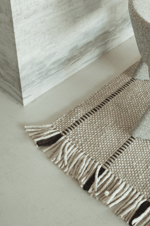 Tapis laine rayé Layered Cord Black White, détail du tissage et des franges