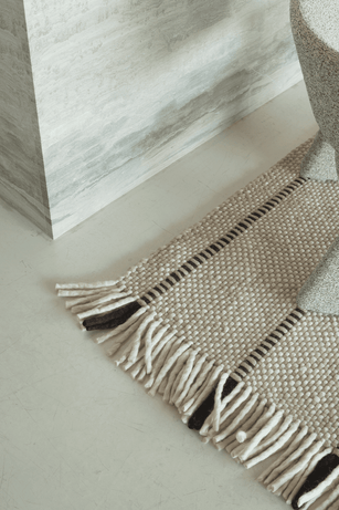 Tapis laine rayé Layered Cord Black White, détail du tissage et des franges