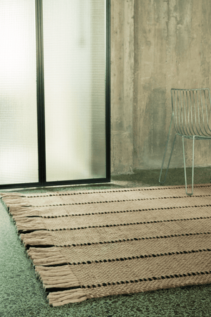 Tapis laine rayé Layered Cord Black White, détail du tissage et des franges