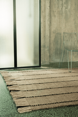 Tapis laine rayé Layered Cord Black White, détail du tissage et des franges