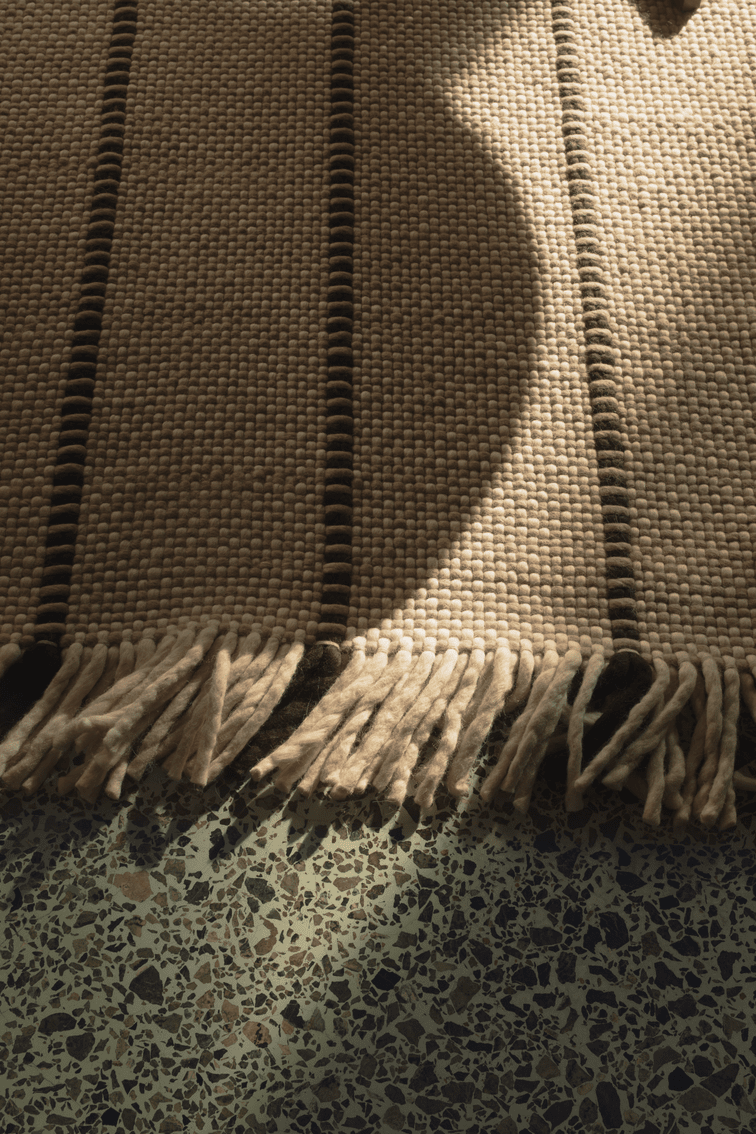 Tapis laine rayé Layered Cord Black White, détail du tissage et des franges