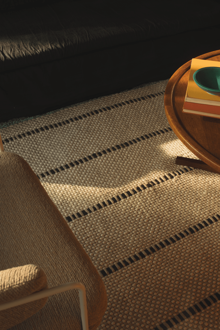 Tapis laine rayé Layered Cord Black White, détail du tissage et des franges