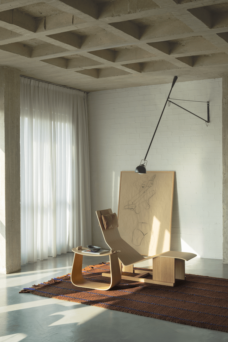 Tapis marron et bleu Layered Cord Blue Brown, dans un salon