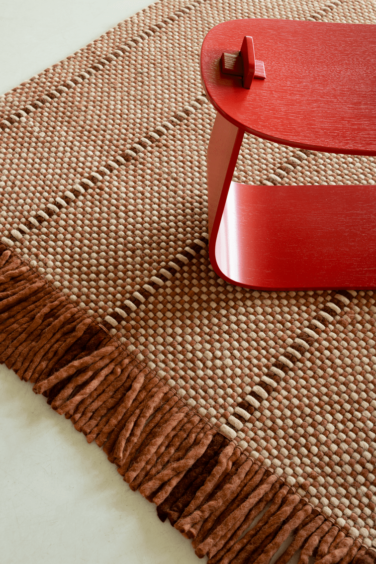 Tapis rouille Layered Cord Burgundy Rust, détail du tissage et des franges