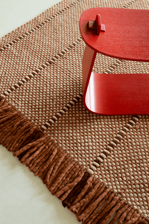 Tapis rouille Layered Cord Burgundy Rust, détail du tissage et des franges