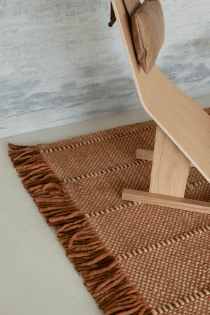 Tapis rouille Layered Cord Burgundy Rust, détail du tissage et des franges