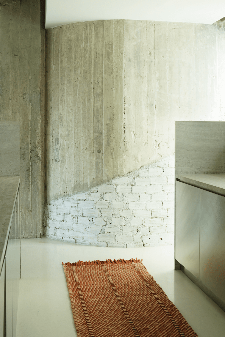 Tapis rouille Layered Cord Burgundy Rust, passage dans un intérieur