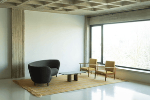 Tapis jaune et avoine Layered Cord Yellow Oatmeal, dans un salon