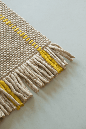 Tapis jaune et avoine Layered Cord Yellow Oatmeal, détail du tissage et des franges