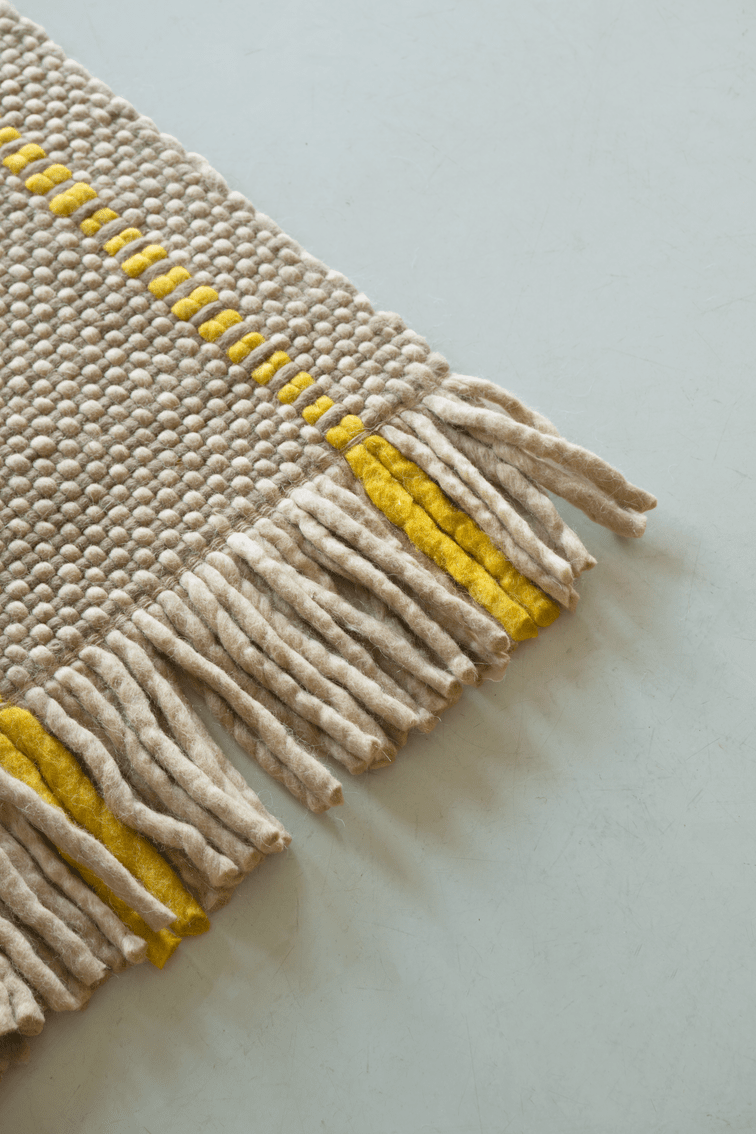 Tapis jaune et avoine Layered Cord Yellow Oatmeal, détail du tissage et des franges
