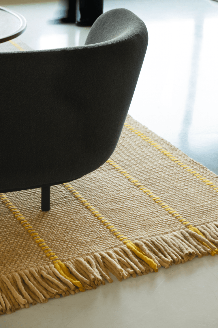 Tapis jaune et avoine Layered Cord Yellow Oatmeal, détail du tissage et des franges