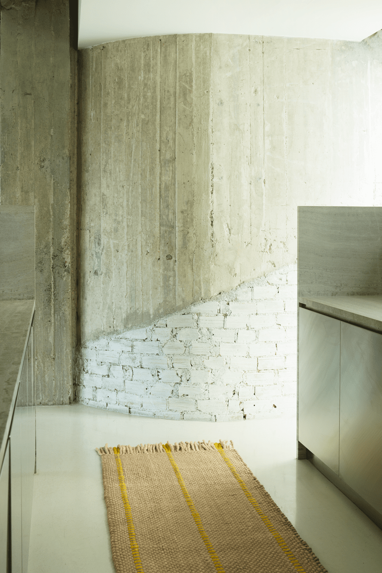 Tapis jaune et avoine Layered Cord Yellow Oatmeal, passage dans un intérieur