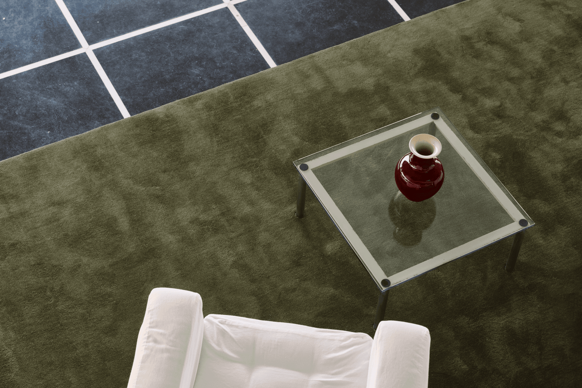Tapis vert olive Layered Solid Wool Capulet Olive, gros plan dans un intérieur