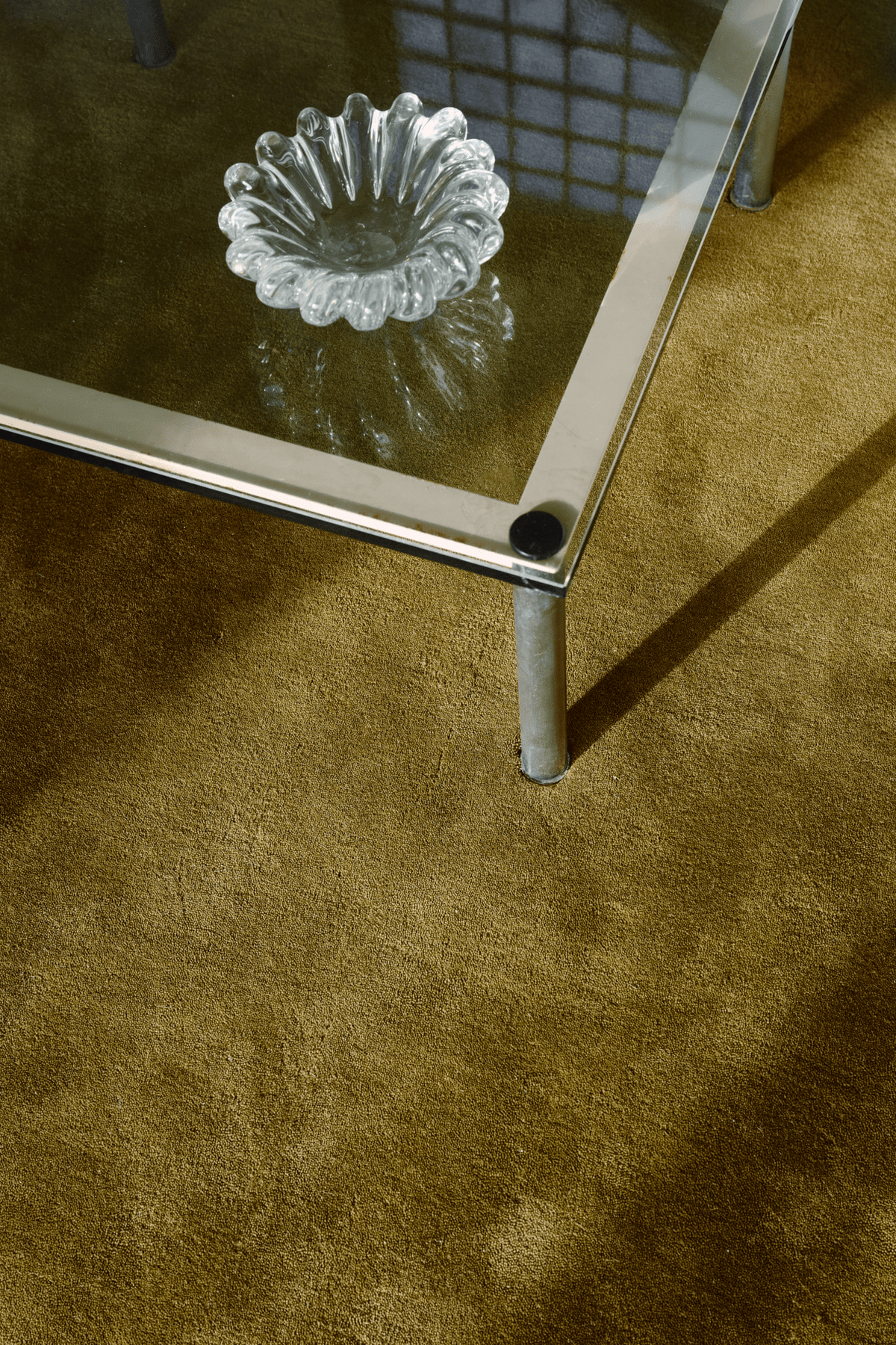Tapis vert kaki Layered Solid Wool Green Umber, détail de la laine