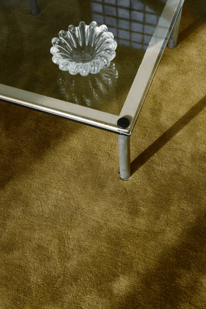 Tapis vert kaki Layered Solid Wool Green Umber, détail de la laine