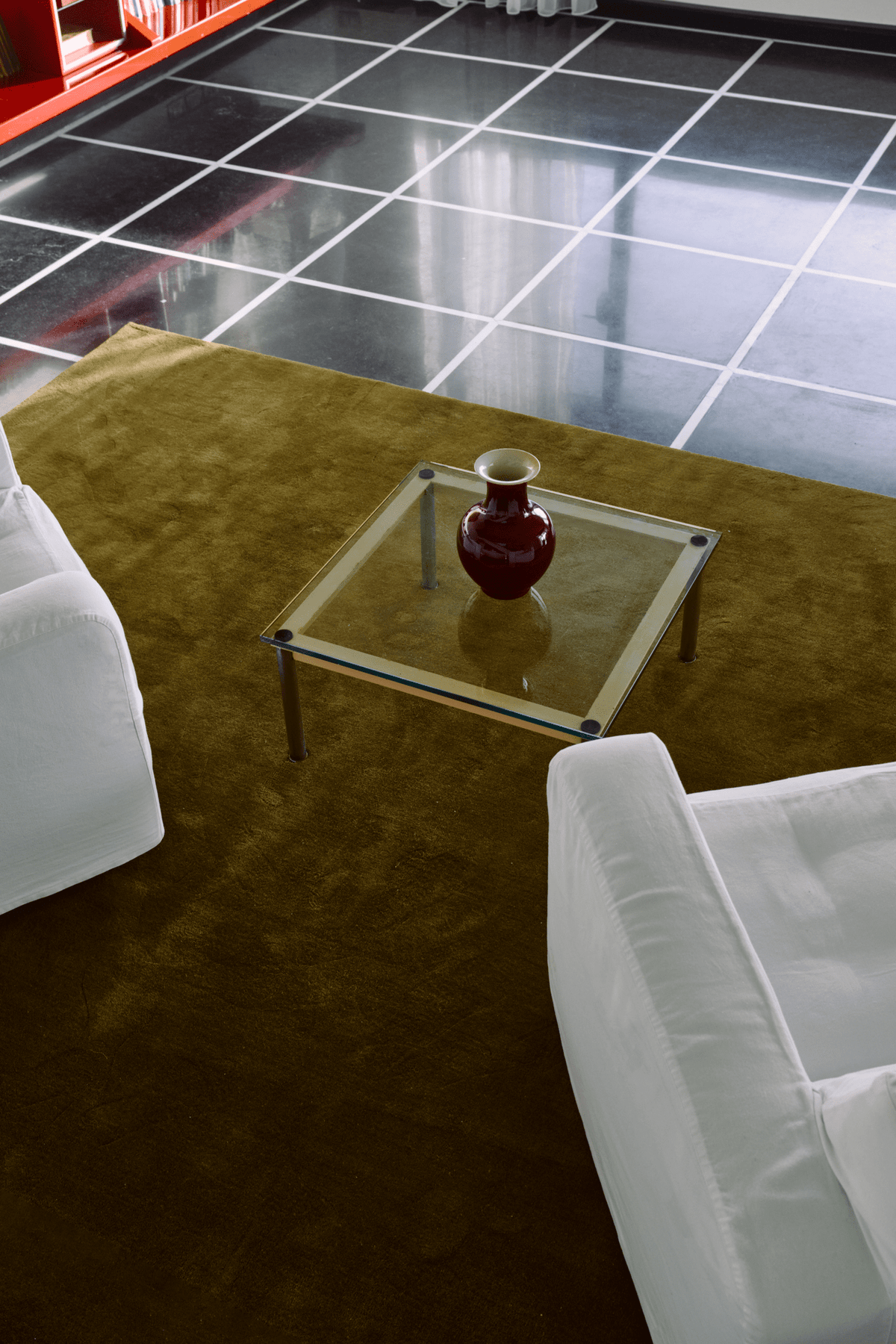 Tapis vert kaki Layered Solid Wool Green Umber, gros plan dans un intérieur