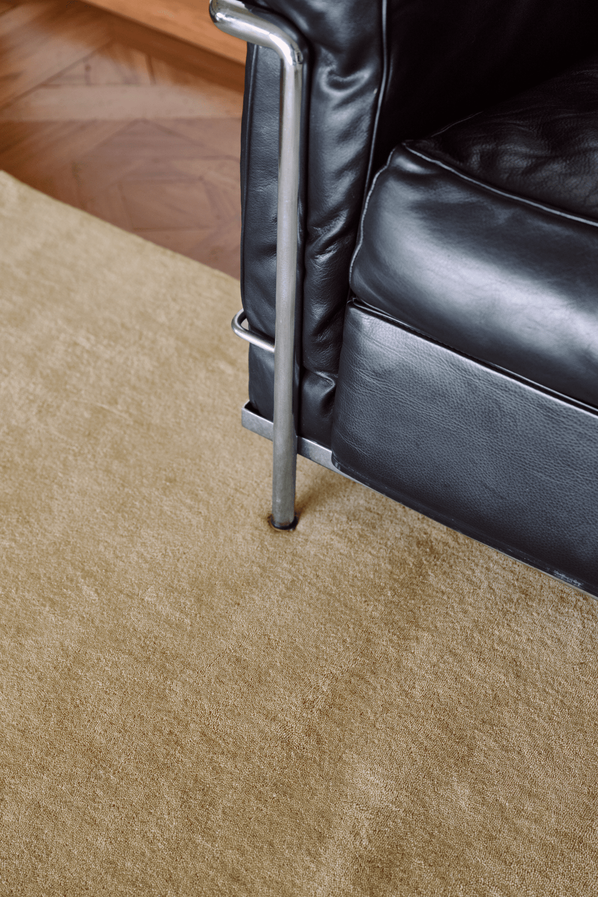 Tapis jaune pâle Layered Solid Wool Soft Yellow, détail de la laine