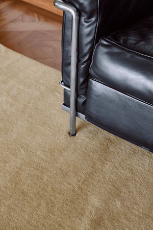 Tapis jaune pâle Layered Solid Wool Soft Yellow, détail de la laine