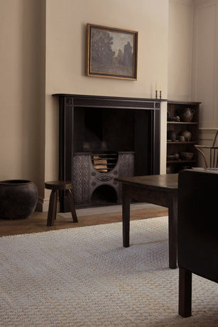 Tapis jute et laine écru Layered Barley Bone White, dans une salle à manger