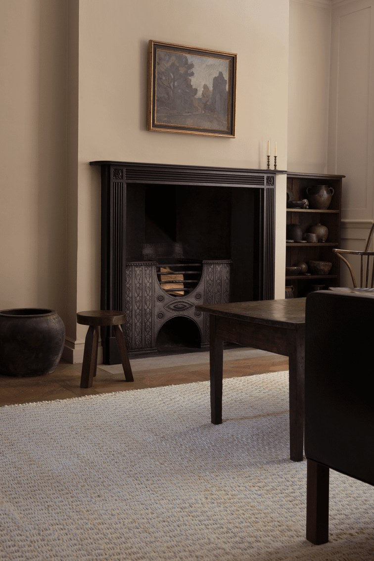 Tapis jute et laine écru Layered Barley Bone White, dans une salle à manger