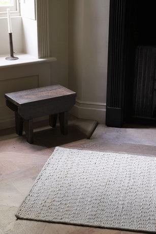 Tapis jute et laine écru Layered Barley Bone White, dans un intérieur