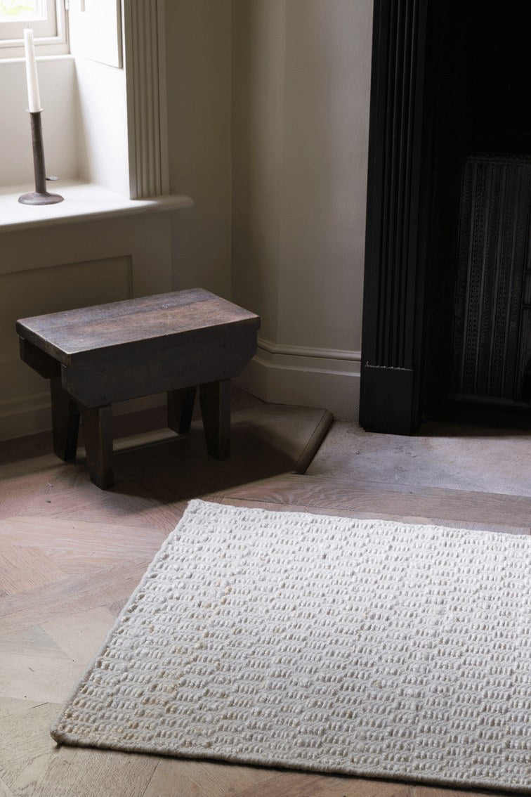 Tapis jute et laine écru Layered Barley Bone White, dans un intérieur