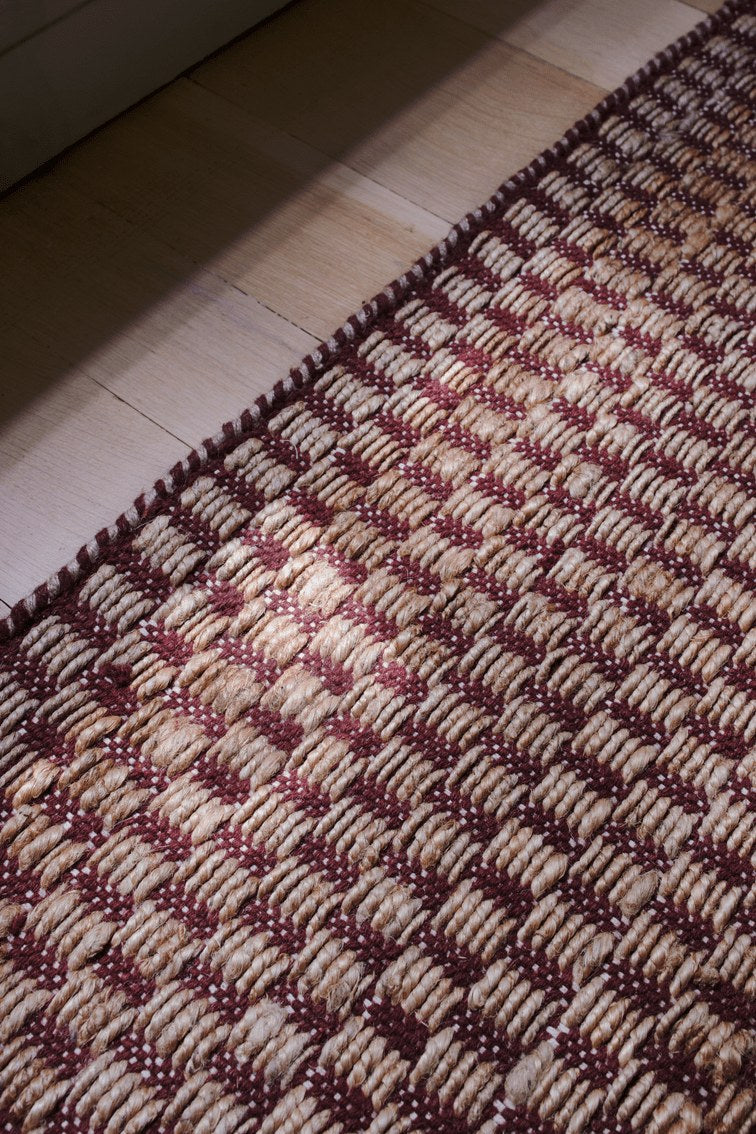 Tapis jute bordeaux Layered Barley Burgundy, détail du tissage en jute et laine