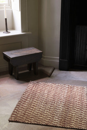 Tapis jute bordeaux Layered Barley Burgundy, dans un intérieur