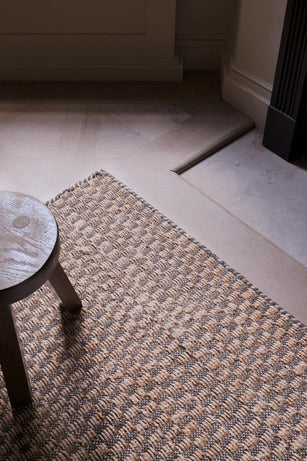 Tapis jute et laine marron Layered Barley Chestnut, détail du tissage en jute et laine