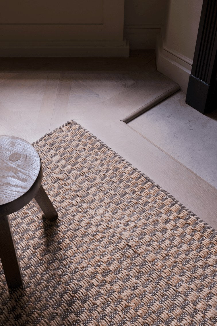 Tapis jute et laine marron Layered Barley Chestnut, détail du tissage en jute et laine