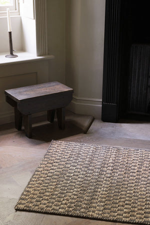 Tapis jute et laine marron Layered Barley Chestnut, dans un intérieur