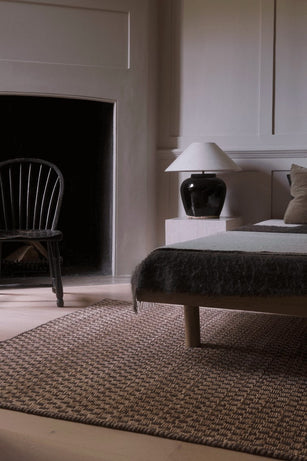 Tapis jute et laine sauge Layered Barley Sage, dans une chambre