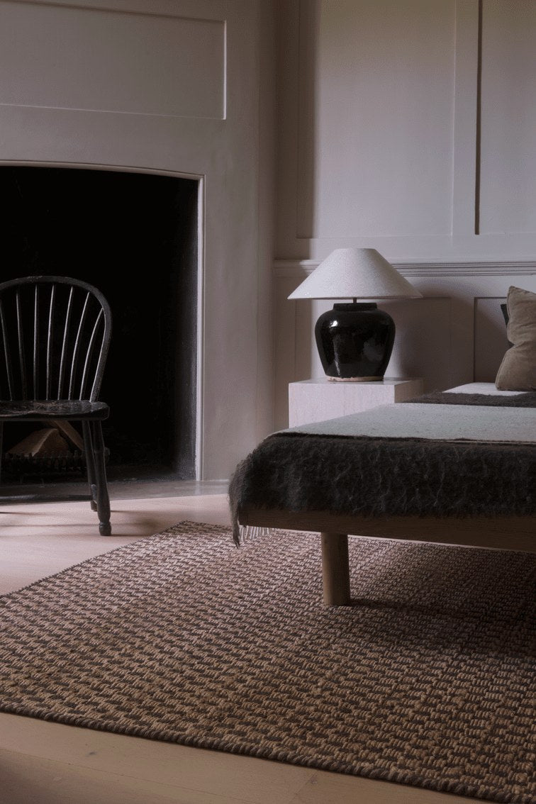 Tapis jute et laine sauge Layered Barley Sage, dans une chambre