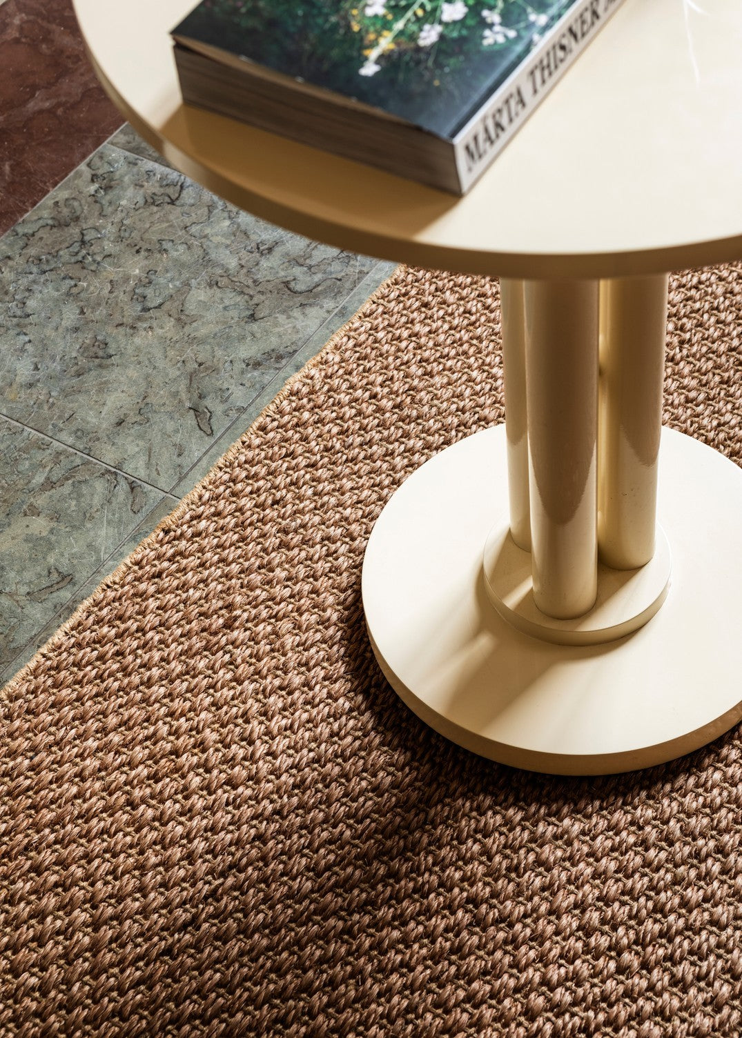 Tapis sisal marron Layered Basket Weave Brown, détail du tissage vannerie
