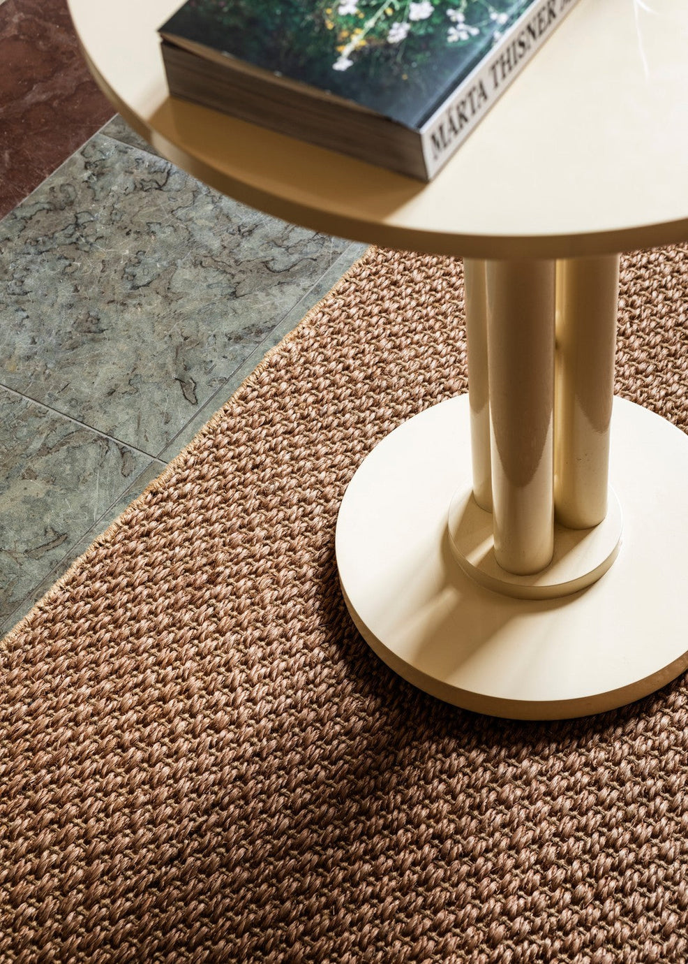 Tapis sisal marron Layered Basket Weave Brown, détail du tissage vannerie
