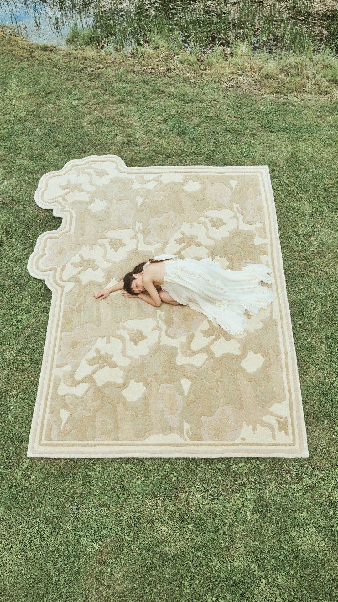 Tapis sable Layered Collina Strada Garden Haze, photographié sur la pelouse