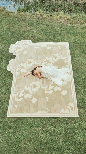 Tapis sable Layered Collina Strada Garden Haze, photographié sur la pelouse