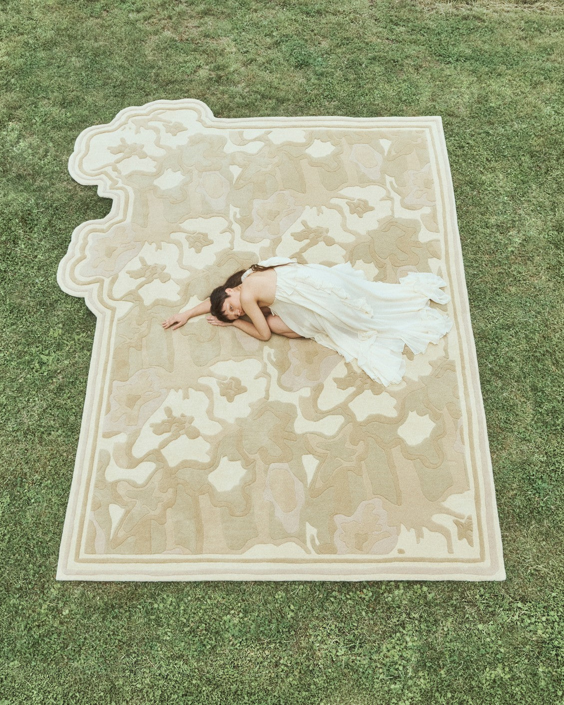 Tapis sable Layered Collina Strada Garden Haze, photographié sur la pelouse