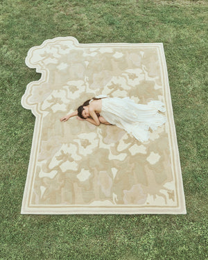 Tapis sable Layered Collina Strada Garden Haze, photographié sur la pelouse