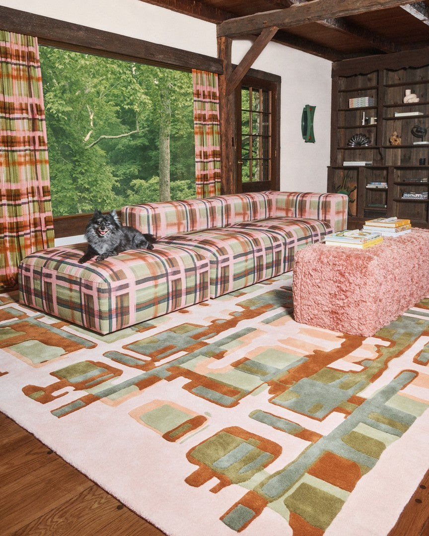 Tapis rose Layered Collina Strada Plaid Garden Pop, dans un salon