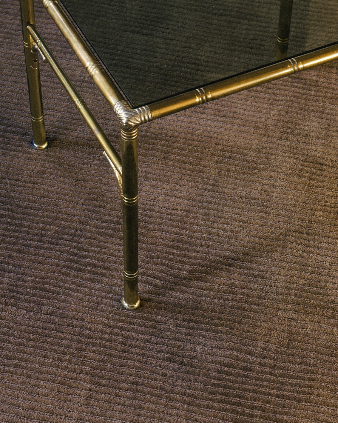 Tapis laine brun noyer Layered Drift Wool Walnut, gros plan dans un intérieur