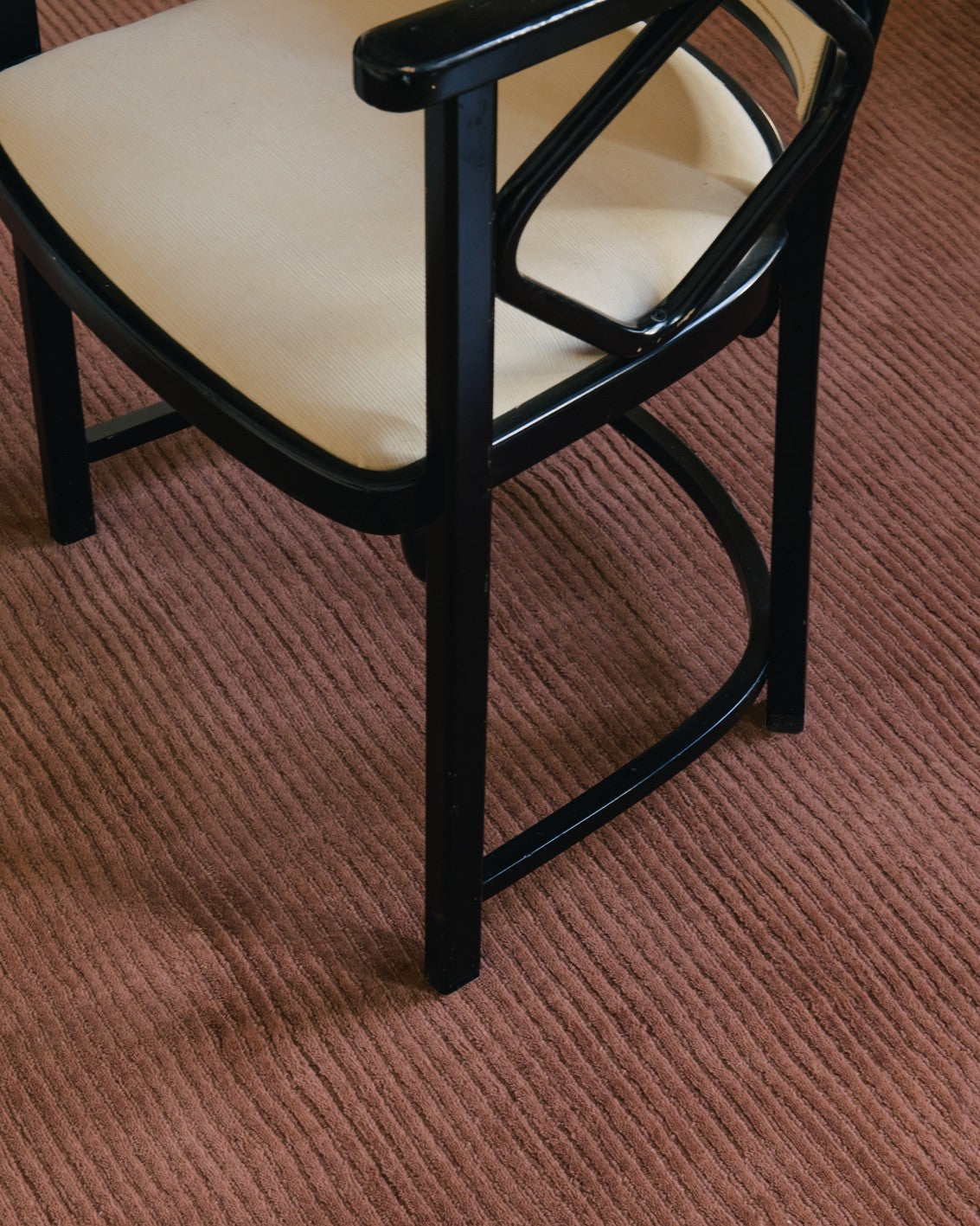 Tapis laine rouille Layered Drift Wool Rust, gros plan dans un intérieur